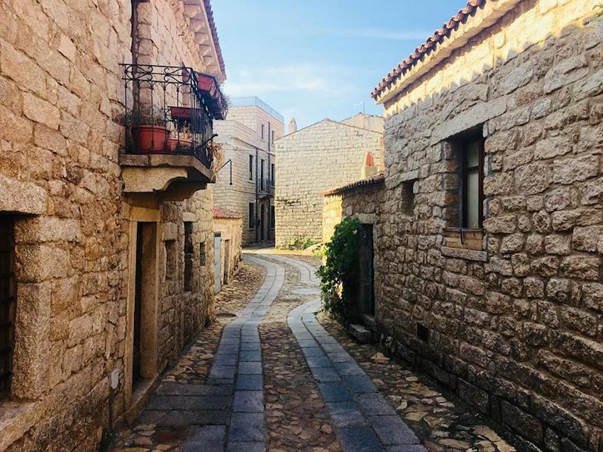 Un vicolo tra le case in granito di Aggius, in Gallura
