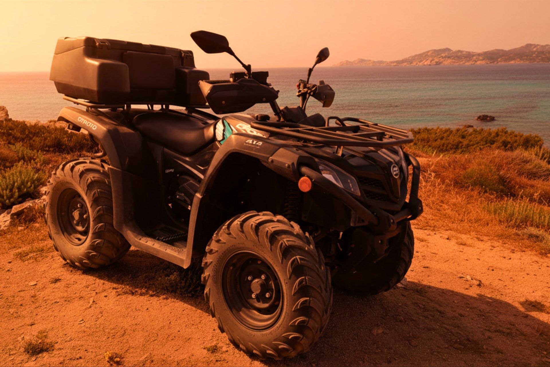 Quad e panorama costiero al tramonto in Gallura