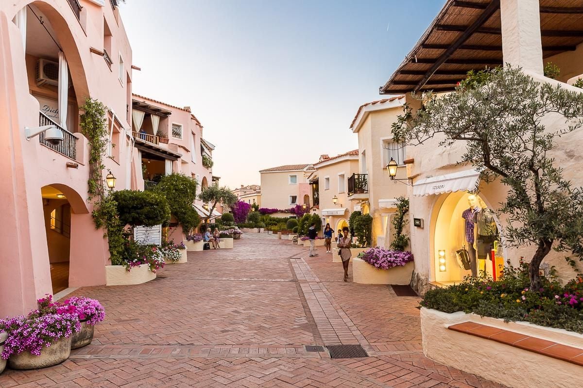 Boutique e portici mediterranei a Porto Cervo