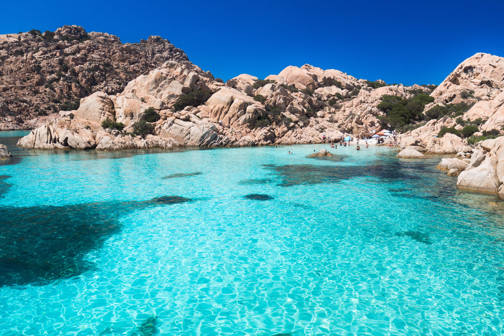 Acque turchesi e granito a Cala Coticcio, Caprera, nel nord della Sardegna
