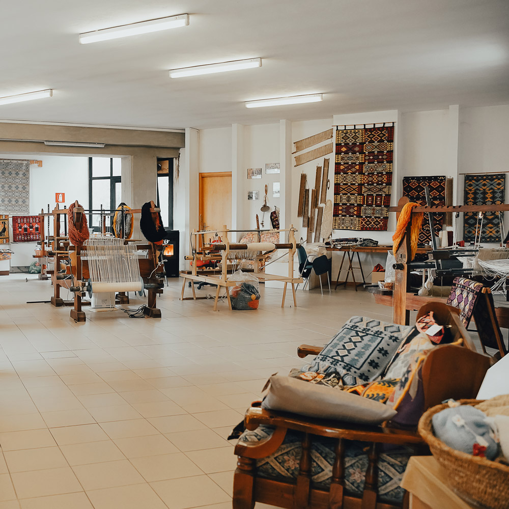 Telai e tappeti nel Laboratorio Tessile Prof. Cannas di Aggius